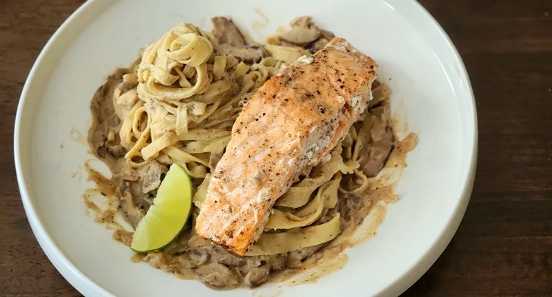pasta cá hồi sốt kem nấm