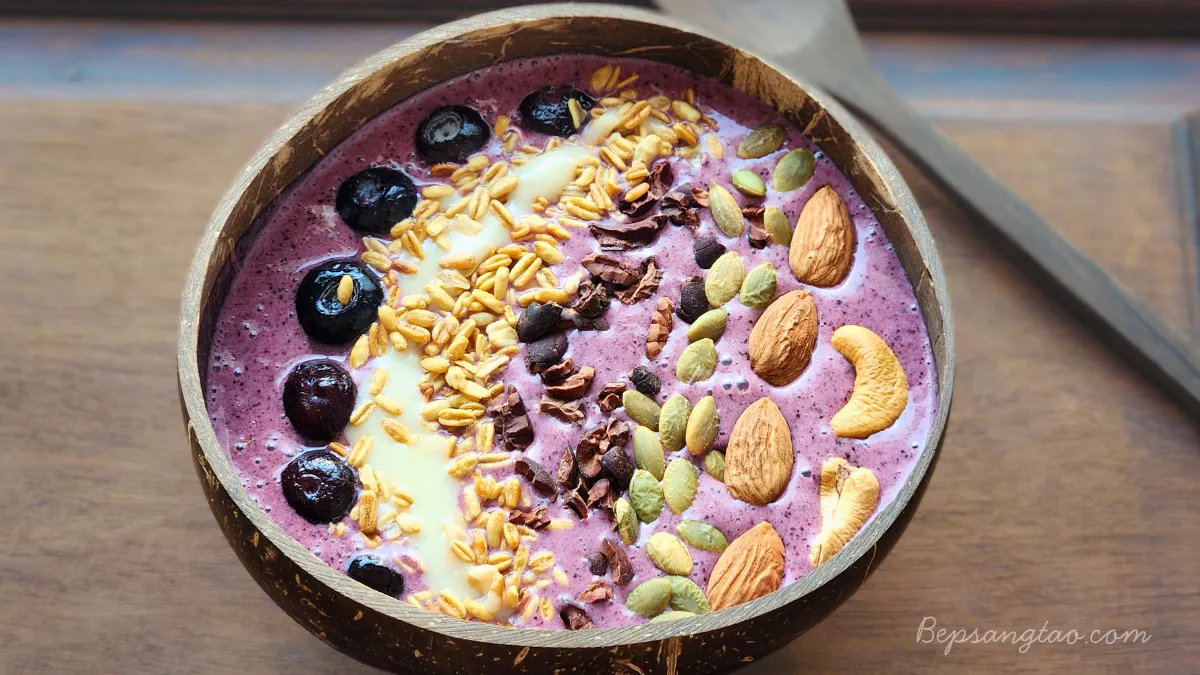 berry smoothie bowl