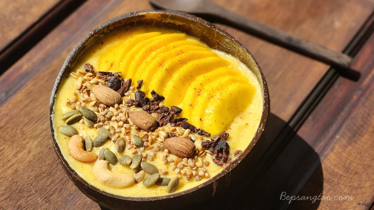 mango coconut smoothie bowl