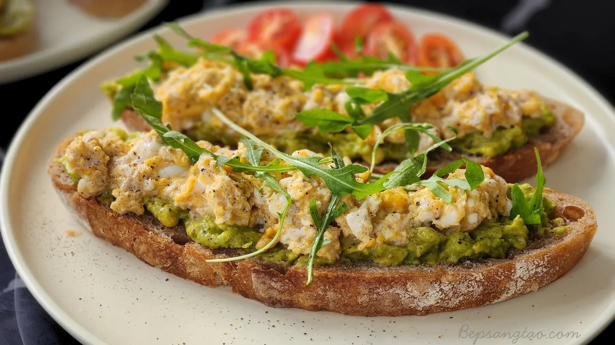 Toast Trứng Sốt Guacamole