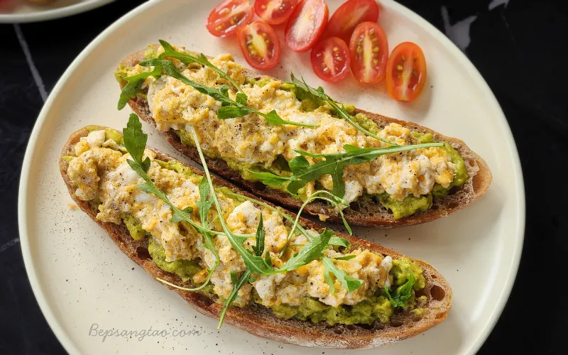 toast trứng sốt guacamole