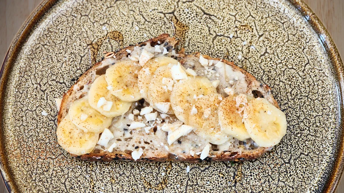 Sourdough Toast Chuối Bơ Hạt Mắc Ca