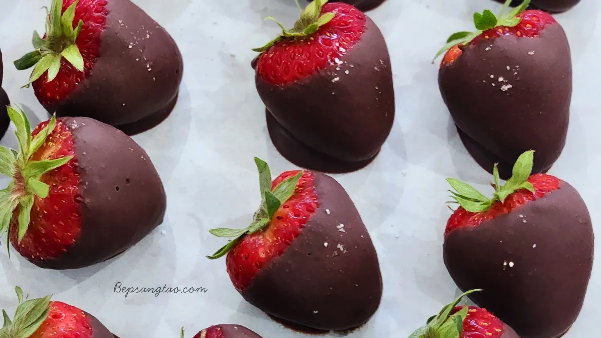 Dâu Tây Phủ Chocolate Đen