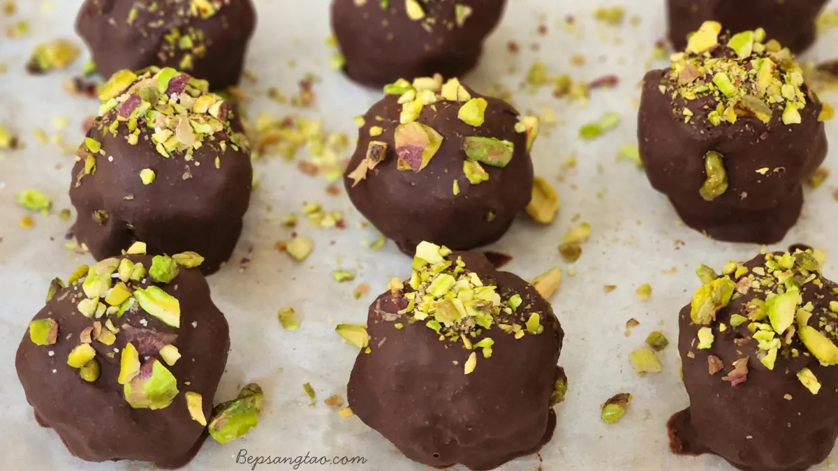 Pistachio Date Chocolate Bites