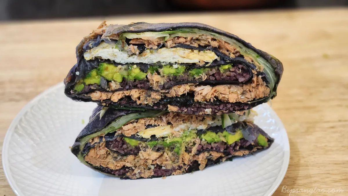 cơm nắm sandwich