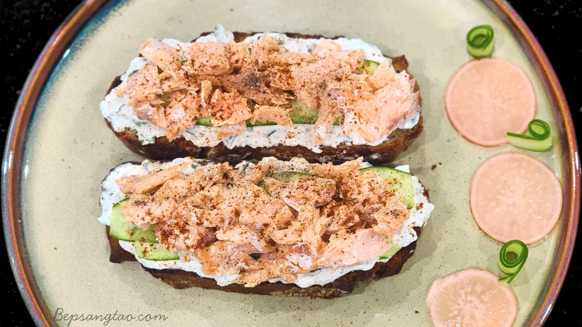 Toast Cá Hồi Sốt Sữa Chua